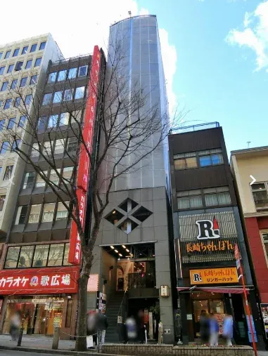 道玄坂から見た花菱ビルの外観